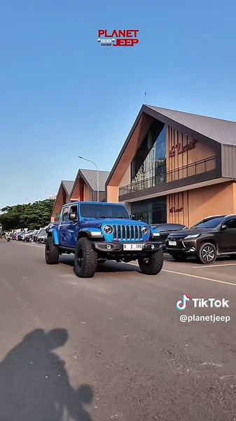 Explore the Jeep JT Gladiator in Hydro Blue