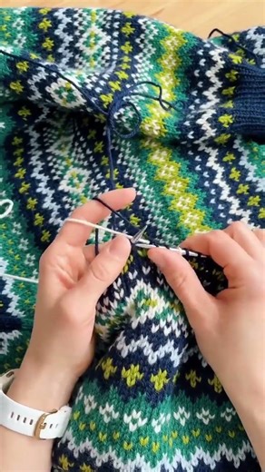 this is how to hold two yarns when knitting stranded colorwork #shorts