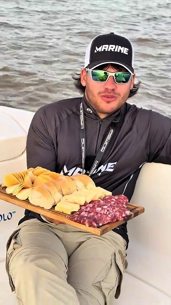 Picada en el Río Paraná: salame, queso, papas y fernet junto a la lancha