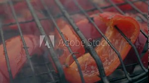 Sweet red pepper on the grill. He is smoked on the bbq. A great vegetarian dish.