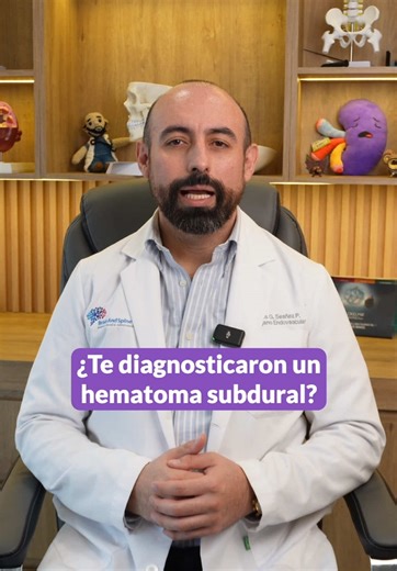 Un hematoma subdural ocurre cuando se acumula sangre entre el cerebro y el cráneo, comúnmente por golpes que parecen menores en adultos mayores. Esta presión puede afectar seriamente el habla o la movilidad, por lo que un diagnóstico preciso mediante tomografía es vital 🧠. El tratamiento incluye desde el drenaje por pequeños orificios hasta la embolización de la arteria para evitar que el problema se repita 🏥. Si tienes este diagnóstico, busca atención especializada para proteger tu salud neur