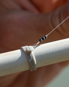 Rig Hook Ups🪝 Ochrona Twojego amortyzatora nad wodą nie tylko pomoże Ci złowić więcej ryb, ale także zaoszczędzi Ci pieniądze💰Nasze zaczepy na zestawy pomogą Cię utrzymać Twój amortyzator wewnątrz tyczki, z dala od szkodliwych promieni UV. | Fish Matrix