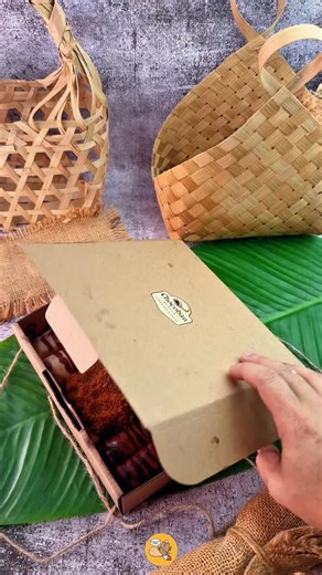 Informasi Kulineran Ter’Update Tanjung Tabalong on Instagram: "REKOMENDASI CEMILAN ANTI-ENEG: CHOCOBAN! 🍌🍫 Lagi cari cemilan manis tapi pengen rasa pisangnya tetep berasa? Fix, kamu harus coba Chocoban! Kulitnya krispi, pisangnya tebel, dan topping-nya nggak pelit! ✨ PILIHAN MENU: 📦 Box 5 (Isi 5) • Classic: 20k • Premium: 30k (Nutella, Tiramisu, Biscoff, dll) 📦 Box 12 (Isi 12) • Classic: 52k • Premium: 70k 🍱 MIX BOX (Best Seller!) • 3 Classic + 2 Premium: 26k - 27k • 7 Classic + 5 Premium: