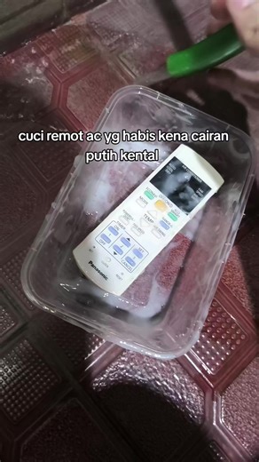 cuci remot ac yg habis kena cairan putih kental ga tau cairan apa