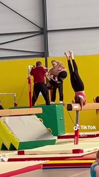 🎬 JE NOTE VOS FAILS / Nouvelle ère 💥 Bon… fini la diplomatie 😅 Aujourd’hui, je redeviens honnête dans mes notes ! J’arrête les « entre 15 et 20 pour la paix du cœur » : maintenant, si c’est un gros fail (dans le sens flop du terme), il sera noté comme tel 😬🔥 Mais petite précision importante : 👉 Je ne juge jamais la personne, je juge la vidéo. Je n’ai rien contre vous, rien de personnel, c’est juste pour le fun ! 😇 Les notes sont 100 % subjectives, et le but reste le même : rire de nos fai