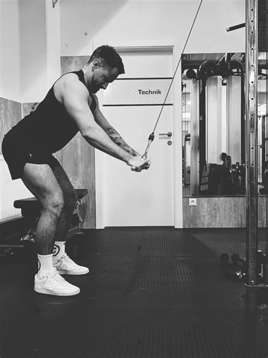 „Training ist mehr als Gewichte bewegen. Es ist Fokus, Stressabbau und Selbstrespekt. Eine 1 1/2 Stunden am Tag nur für mich, um stärker zu werden – körperlich und mental.“ #gymmotivation #fitnesslife #discipline #pullworkout