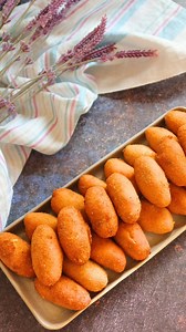 Receta de CROQUETAS DE CHORIZO:INGREDIENTES Para 40 croquetas:1 l de leche120 g de chorizo100 g de harina100 gr mantequilla1 cebolla grandeSal, pimienta y nuez moscadaPara empanar:Pan rallado3 huevos LAceite para freir ELABORACIÓN:1. Pica la cebolla en trozos muy pequeñitos y póchala en una sartén con la mantequilla, añade el chorizo bien picado y cuando empiece a tomar color rojizo el conjunto añade la harina y mezcla. 2. Mueve hasta que se empiece a cocinar y añade la leche poco a poco y sin d