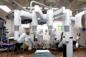Robotic surgery tool now in place at Winnipeg hospital