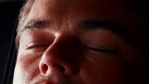 Anthropic la cagó a las 4AM.Pushearon un update con 512.000 líneas de su código fuente. Accidentalmente. Todo su propietario al aire.Un researcher lo pilló en minutos. 23 millones de personas lo vieron.Y aquí viene lo bueno.Empezaron a disparar DMCAs como locos. "Borrad eso".Entonces un coreano llamado Sigrid Jin - el tío que más usa Claude en el mundo, 25.000 MILLONES de tokens al año según WSJ - se despierta a las 4AM.¿Qué hace? Reescribe TODO el código en Python. Antes del amanecer.Lo llama c