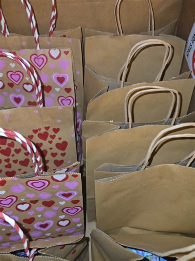 This has been a very long on call week. I've been called in the past 3 days, on top of working my regular shift. I also had to finish a couple of orders and complete these treat bags. Wooooooo chiiiiiiile!!!! I'm over this week #oncalllife #imtired #momboss #fyp #foryoupage