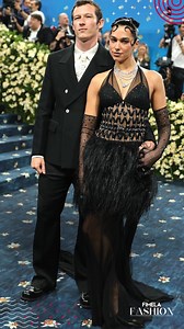 Untuk pertama kalinya tampil bersama di ajang besar, Dua Lipa dan Callum Turner langsung jadi pusat perhatian. Penyanyi "Levitating" itu tampil glamor dengan gaun hitam bertekstur bulu dan rok sheer panjang, lengkap dengan sentuhan payet dan sarung tangan transparan. Sementara Callum tampil maskulin dan sleek dalam jas hitam double-breasted dengan dasi putih. Chemistry mereka terasa kuat dan penuh gaya. 😍 #FimelaUpdate #FimelaHariIni #DuaLipa #CallumTurner #FMLSCMD #scmd #FimelaSocmed #FMLAC | 