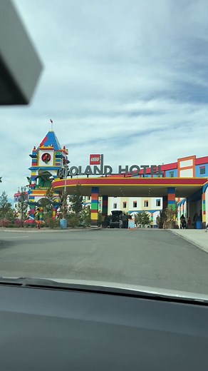 🎃LEGOLAND RESORT 👻 📍@LEGOLANDNewYork ✨Un Perfecto Getaway de la ciudad donde chicos y grandes pasaran un gran momento rodeado de los bloques más amados por todos💫 💥El precio del hotel incluye entradas al parque temático🎢 💥Incluye un delicioso desayuno para toda la familia. 💥Areas recreativas y muchos LEGOS para dejar volar la imaginación 🤸🏼‍♂️ NO te lo pierdas.! Si van déjame en los comentarios que tal te pareció 🐼🤙🏼 #pandato #legolandny #monsterparty #brickortreatny #hosted #nyctou