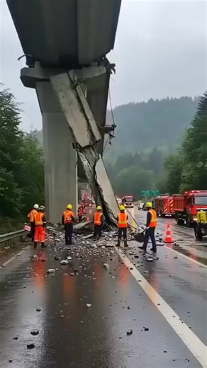 🚨VIRAL! Workers inches away from death! Huge section of bridge collapses! You have to see it! 👇 https://newsusa33.com/?p=5595 | Movie 2