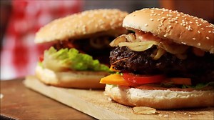 Hmmm....bei diesen exotischen Burgern und Tacos mit Hackfleischfüllung läuft uns sofort das Wasser im Mund zusammen. 🍔🌮🤤 Zu den Rezepten: https://www.chefkoch.de/rezepte/2520441395231913/Exotischer-Burger.html https://www.chefkoch.de/rezepte/2529881396467471/Hackfleisch-Tacos.html | Chefkoch