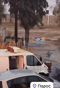 885K views · 7K reactions | ⚠️Έκτακτο ⚠️SOS SOS   ❗️⚠️καταστροφική καταιγίδα αυτή την ώρα στο νησί της Πάρου Συγκεκριμένα στην Νάουσα￼ οχήματα παρασύρονται μέσα στη θάλασσα από τον ορμητικό χείμαρρο Βίντεο : Semina Margariti | Forecast Weather Greece | Facebook