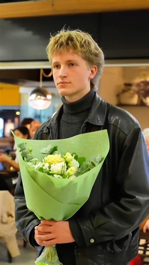 A reunion straight out of a Christmas movie.🎄 Happy holidays.💙 Video: @theguywiththeprinter_ (IG) #KLM #HappyHolidays | KLM Royal Dutch Airlines