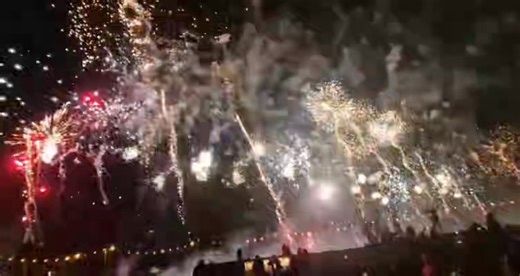 🎇🎆Een deel van de vuurwerkshow van het Vreugdevuur Scheveningen . Wat een super mooie show wat dat! 😍🔥 #vreugdevuur #bonfire #scheveningen #vuurwerk #firework #oudennieuw #newyearseve | Uw Winkeltje Scheveningen