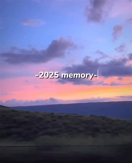 24. on Instagram: "少し早いですが2025年もありがとうございました!! 色々ありましたが今年もたくさんのアオのハコや他作品の絵を描けて充実した一年だったと思います。来年はどうなるのかわかりませんが時間ができた時に描きたい絵を描いていければと思っております！来年秋からはアオのハコシーズン2も始まるので盛り上げていきたいところです🟦 最後に皆様、良いお年をお迎えください🌅 #アオのハコ #鹿野千夏 #bluebox #千夏先輩 #模写"