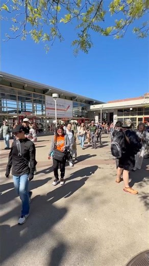 🚶‍♀️ Humanity in Motion at San Francisco’s Caltrain Station