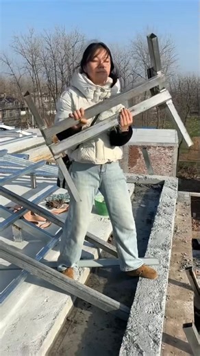 Dongguanzelv Solarpanelladder on Instagram: "Construction safety and efficiency are paramount. The LF03 Sloping Roof Lifting Machine combines both, offering a secure way to move materials like glass doors and heavy tiles high onto a roofline without manual carrying risks. 🛡️ The machine is operated by a user-friendly, one-key remote control, allowing your worker to manage the lift from a safe distance, away from the immediate lifting zone. The 300kg capacity and 2200W powerful motor ensure smoo