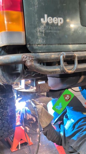 putting this old Xj back together. Repairing/Welding a broken shock mount . we will make it right👍🏼