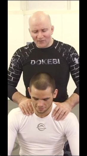 How to strangle your opponent over the chin… If you love jiu jitsu, there’s no way not to love this video. I was literally studying it yesterday before the class I taught at my school. It’s amazing how little details make a huge difference, like that little rotation John does in the end, which makes the position work as a strangle even though the opponent’s chin is in the way… Have you seen this detail before? Also, before you ask, hehe, this is part of the instructional video ‘Back Attack Enter