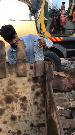 14K views · 165 reactions | how to joint excavator bucket teeth __________________________ #shorts #ironstickwelder #video #reelsfb #fypシ゚ #shorts #fyp #welding #welder #fabrication #weld #weldporn #weldernation #tigwelding #tig #weldlife #metalwork #weldinglife #steel #metal #migwelding #weldeverydamnday #metalfabrication #welders #engineering #metalworking #weldaddicts #construction #weldingporn #desig | Siddhis | Facebook