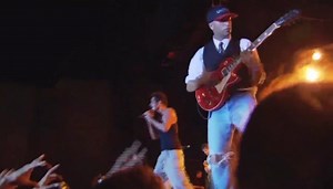 Audioslave, live in Cuba in 2005. This is ‘Spoonman’, a song you may know from Soundgarden. This concert took place 6 May 2005 in Cuba 🇨🇺. To the best of my research, this was the first time an American group played a show in Cuba since 1981, due to the United States’ embargo against Cuba. Audioslave rerouted a leg of their 2005 tour after receiving last minute approval for this show, which was set up after being authorized by both the US Treasury Department and the Cuban Institute of Music. I