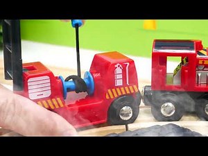 Brio-lelut ja lasten junat. Auttaja-autot sammuttavat tulipalon. Lasten leluvideo