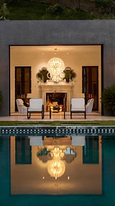 Set on one of the largest flat pads of land on Blue Jay Way, this immaculately restored Bob Ray Offenhauser original, was named “The Regency” for its STUNNING interior detailing and iconic Old Hollywood style. With 4 beds/7 bath, gym, screening room, sauna, gorgeous outdoor entertainment areas, all overlooking a blanket of city lights ✨🌃🌜 📍1457 Blue Jay Way | Offered at $19,999,999 #thebirdstreets #hollywoodhills #oldhollywood #mansion #bobrayoffenhauser #artdeco #regency #larealestate #sunda