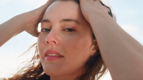 Hawaiian Tropic Weightless Hydration Sunscreen Spray SPF 70, 6oz | High SPF Sunblock, Oxybenzone Free, Hawaiian Tropic Spray Sunscreen, 6oz