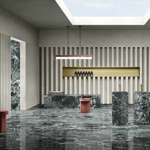 The Marmi Maximum collection welcomes a new texture: Alpi Chiaro Venato, one of the first Fiandre Architectural Surfaces, embellished by an intense green background with alternating light and dark areas illuminated by white veins. bit.ly/3iNIOLR | GranitiFiandre