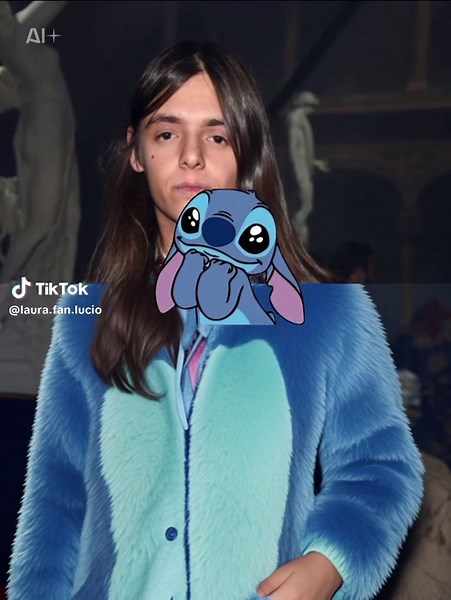 Lucio corsi con il vestito di Stitch 🫶🏼❤️