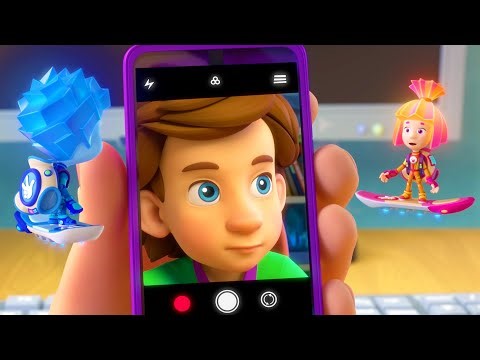 Tom Thomas aprende a usar una pantalla táctil por primera vez | Los Fixis