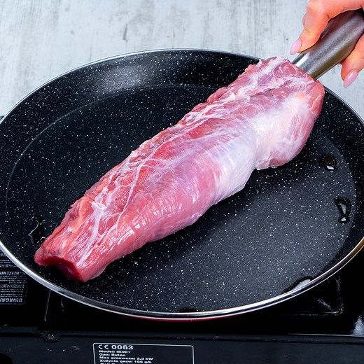 Recette unique indispensable pour un filet de porc, sinon vous gaspillez l'argent Ingrédients: filet de porc - 800 g pour le remplissage: huile - 25 ml carotte - 1 pièce oignon rouge - 2 pièces champignons - 150 g sel - 3 g poivre noir - 3 g pour le dessus: fromage à la crème - 200 g persil - 20 g ail - 3 gousses AU FOUR À 180 °C / 25 minutes Taille du moule 22 X 14 cm | Cookrate - France