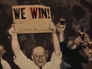 Recordamos la inolvidable serie "Cheers" Cheers es una comedia de situación estadounidense emitida originalmente por la NBC, ambientada en un bar de Boston (Massachusetts). El propio nombre del local era al igual que el de la serie: Cheers. Allí, un grupo de clientes habituales del local se reunían para beber y divertirse. Poco después de ser estrenada en 1982, se canceló antes de terminar su primera temporada por sus bajos niveles de audiencia. No obstante, se decidió continuar con su emisión. 