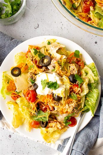 Doritos Taco Salad 🥗🌮🔥Say RECIPE and I’ll DM you! Ingredients ▢ 1 pound ground beef ▢ 1 envelope taco seasoning (or homemade) ▢ 3/4 cup water ▢ 1 medium head iceberg lettuce, torn (about 8 cups) ▢ 2 cups shredded cheddar cheese ▢ 2 cups broken tortilla chips or Doritos ▢ 1/4 cup spicy ranch dressing ▢ Optional toppings: tomatoes, cilantro, olives, etc. #tacosalad #doritosrecipes #easyrecipes #dinnerideas | All Things Mamma