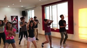 SMILE FLASHMOB 😊 Une chorégraphie simple mais sympa et fun qu'on réalisera ensemble demain a l'occasion du Smile party aux palais des sports mahamasina. Apprenez la Chorégraphie 😊😊😊 #DansEncoreproduction | Danse Encore Production