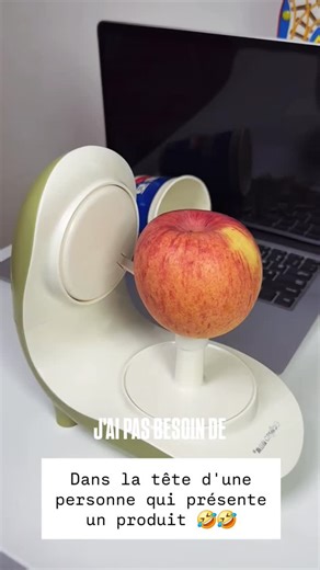 Phil The Poète on Instagram: "🍏 Dans la tête d’une personne qui présente un produit J’ai pas besoin de t’expliquer c’est quoi ça. C’est un éplucheur de pommes, esti. Écoute ben. Regarde. C’est facile. En plus, c’est un robot qui le fait à ta place. Check ça. Tu peux pas être plus paresseux que ça, tabarnak. Regarde comment c’est beau, esti. On va te faire une belle pomme à manger après. Tu vas dire : **Mange de la marde.** 🧠 Catacle Quand tu présentes un gadget pis tu cries après la pomme. #ph