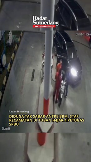 TUBAN – Aksi brutal dilakukan oleh seorang oknum Aparatur Sipil Negara (ASN) berinisial J yang bertugas di Kantor Kecamatan Parengan, Kabupaten Tuban. Diduga tak sabar mengantre BBM, J melakukan penganiayaan terhadap empat karyawan SPBU di Jalan Cokrokusumo, Desa Parangbatu, pada Sabtu (7/2/2026) malam. ​Peristiwa bermula saat pelaku yang mengendarai mobil hitam merasa tidak sabar menunggu antrean pengisian Pertamax. Pelaku tiba-tiba menghampiri operator bernama Ferdi, lalu menjambak dan menarik