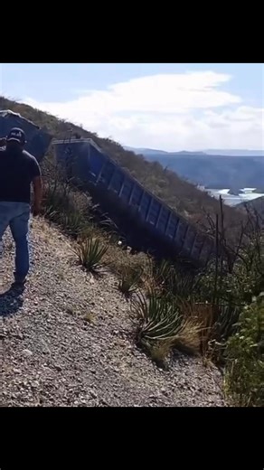 Tráiler vuelca en la presa y por maniobras se detiene la circulación. Transite con precaución en esa área | RadioMinerita AlAire