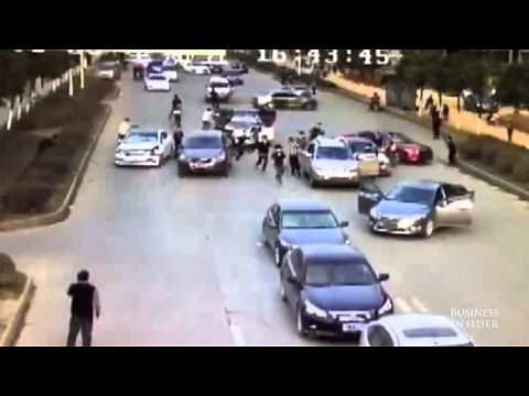Watch 2 armed gangs fight on a busy road in China Kopyası