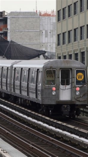 Westinghouse R68 on the W Train Glides Into the Station NYC Subway Classic #wtrain #MTA #NYCTrains