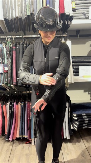 Drunens Ruiterhuis on Instagram: "🍂 Temperaturen dalen, paarden worden frisser... veiligheid voorop! 🐎 De herfst is prachtig, maar ook het seizoen waarin je paard nét wat pittiger onder je zadel kan zijn. Met een Hit-Air bodyprotector rijd je met een gerust hart. Deze airbagvesten bieden optimale bescherming zonder je bewegingsvrijheid te beperken. 🛡️ Beschermt wervelkolom, hals en buik. 🧥 Licht & comfortabel, draagbaar over je jas 💨 Extra veilig bij valpartijen 👉 Kom passen of laat je adv