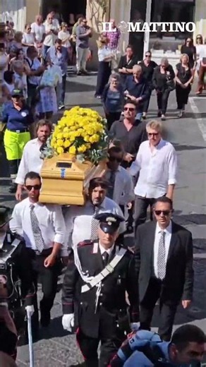 Funerali Peppino di Capri, il feretro accolto in piazzetta da lunghi applausi