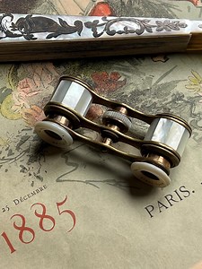 Opera glasses, miniature theatre glasses, antique binoculars from around 1900 made of mother of pearl and brass Monte Carlo, Aix-les-Bains, medical optician