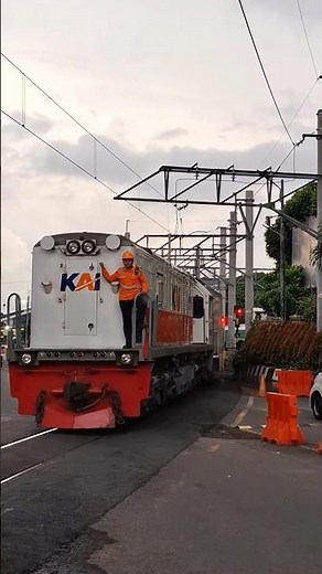 Kereta api melintas Perlintasan Palang Pintu Kereta Api #trendingshorts