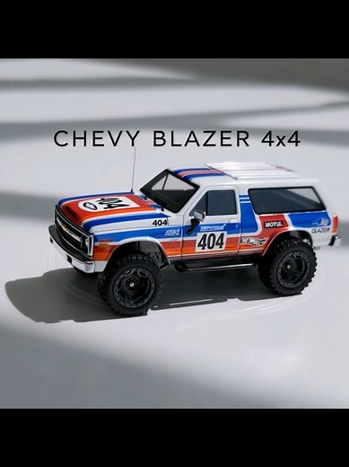 Chevy Blazer 4x4 White rally Blazer – first gen K5 (1969-1994), full-size SUV that started the off-road trend – this livery nods to Dakar-style racing! Adventure ready 🏜️ #HotWheels #ChevyBlazer #K5Blazer #OffRoad #Diecast