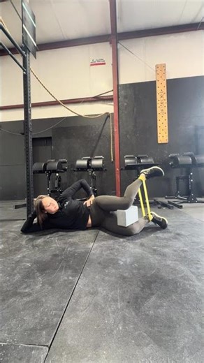 Banded reverse clam with block