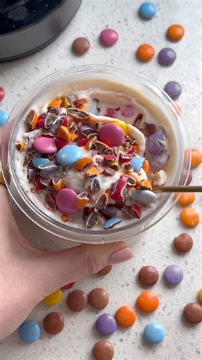 Have you ever craved a McFlurry at 10pm, but no part of you wants to get into your car and head to the drive-thru???? Because same. Also I swear 8/10 times their ice cream machine is broken anyways. Well today you’re in luck because I’ve created a copycat with half the calories and THREE times the protein!! INGREDIENTS - 1 cup Fairlife 2% milk (can also use skim if preferred but won’t be as creamy) 3/4 cup unsweetened almond milk @almondbreeze 1 scoop vanilla protein powder 1 tbsp vanilla jello 